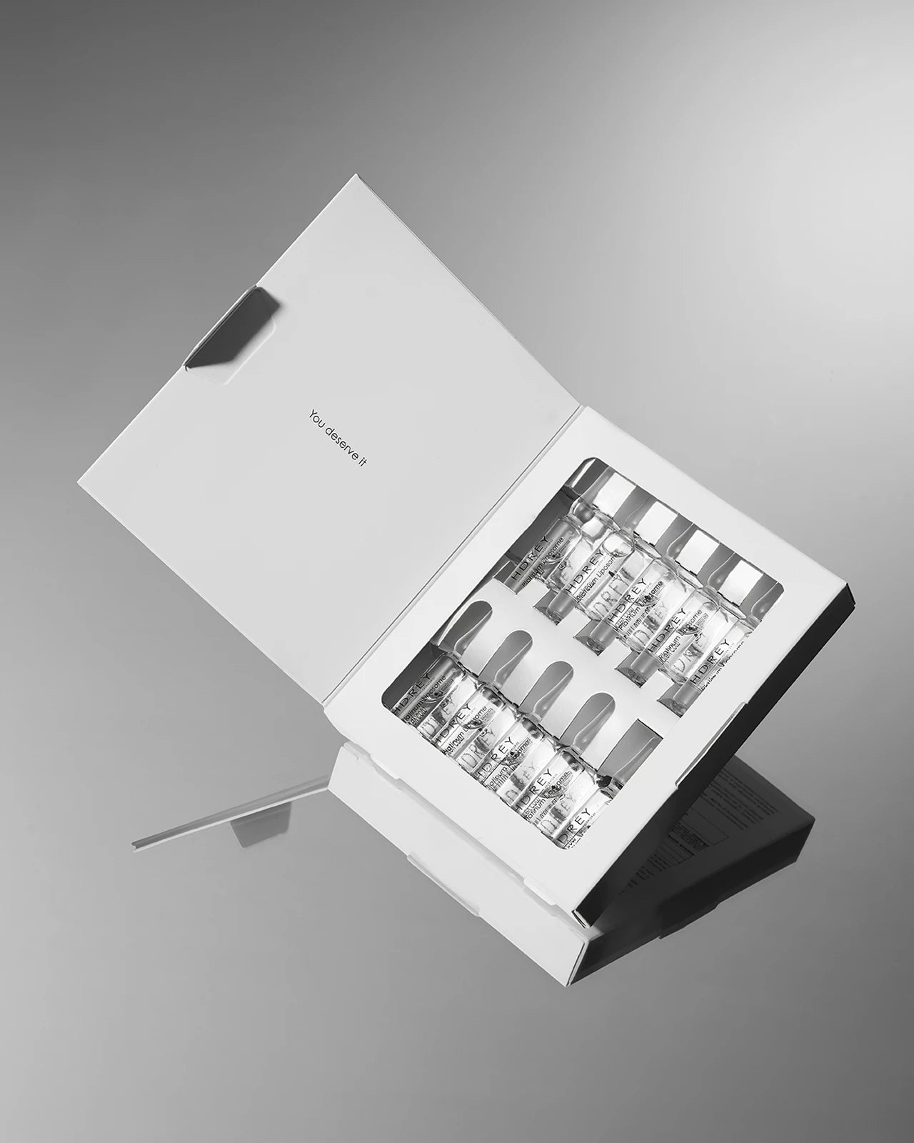 Ampułki przeciwstarzeniowe z niacynamidem i kwasem hialuronowym 10x2ml