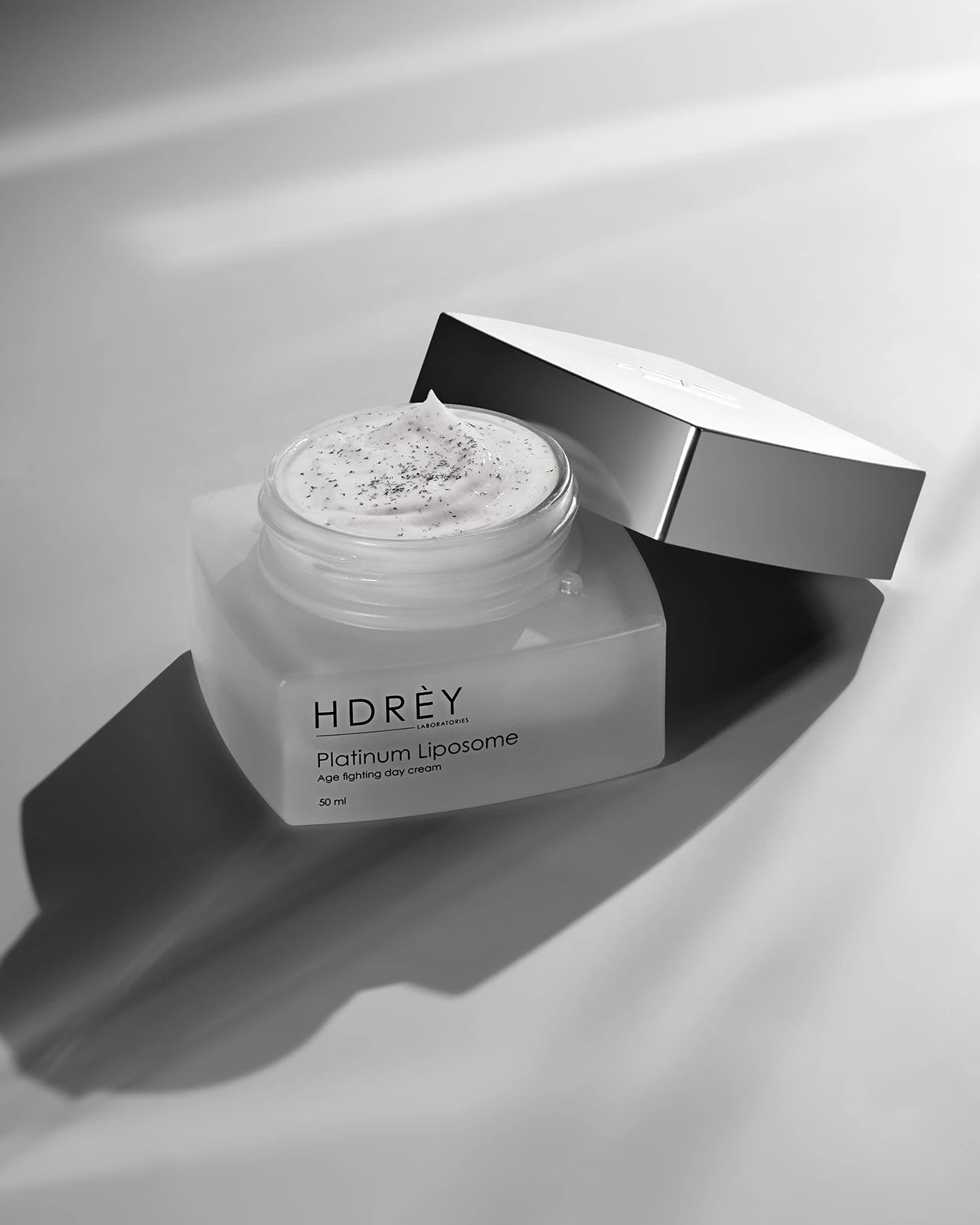 Przeciwstarzeniowy krem do twarzy na dzień z platyną i liposomami 50ml