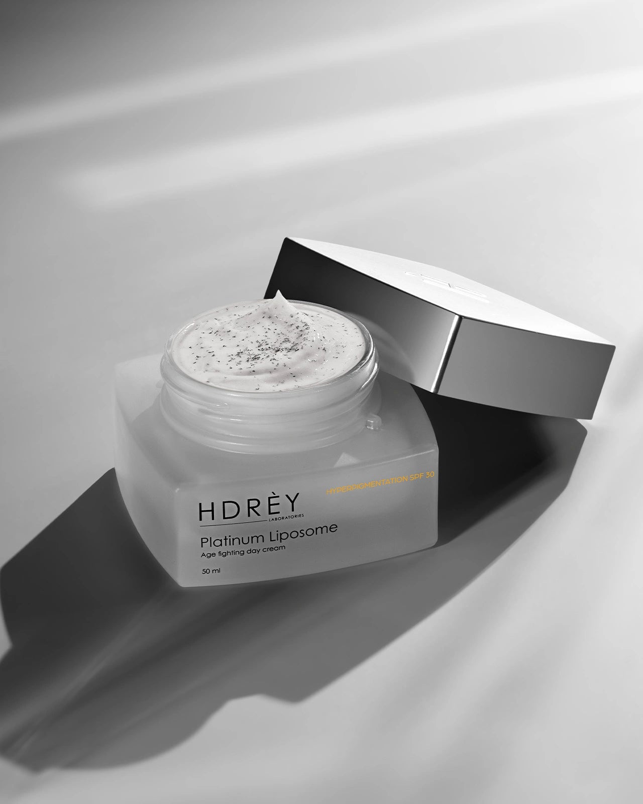 Przeciwstarzeniowy krem na dzień SPF 30 do skóry z przebarwieniami 50 ml